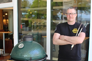 Markus Hülsken am Eingang zur Grill- und BBQ-Schule "Topfgucker"