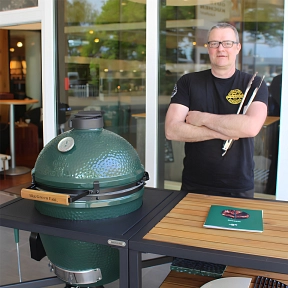 Markus Hülsken am Eingang zur Grill- und BBQ-Schule "Topfgucker" © Stadt Rhede