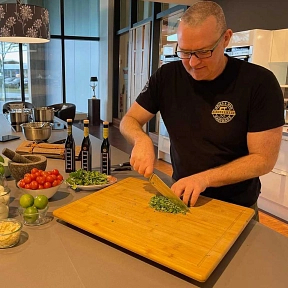 Markus Hülsken in der Grill- und BBQ-Schule "Topfgucker" © Stadt Rhede